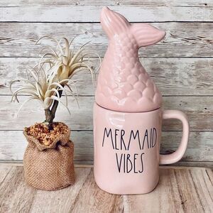 NWT Adorable Rae Dunn "MERMAID VIBES” Pink Glossy Ceramic Mug & Mermaid Tail Lid